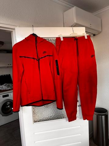 Nike tech fleechpak rood maat L beschikbaar voor biedingen
