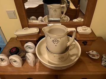 Vintage wastafelset met kan en kom beschikbaar voor biedingen