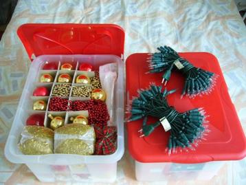 Kerstboom versiering incl 2 opbergboxen slechts 1 x gebruikt beschikbaar voor biedingen