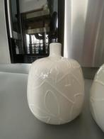 Twee witte vazen, Wit, Aardewerk of Porselein, Ophalen of Verzenden, Zo goed als nieuw