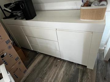 Meubel kast hoogglans wit beschikbaar voor biedingen