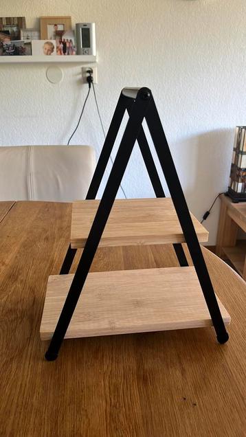 Leuke etagere 36 hoog en breedste onder 28 cm beschikbaar voor biedingen