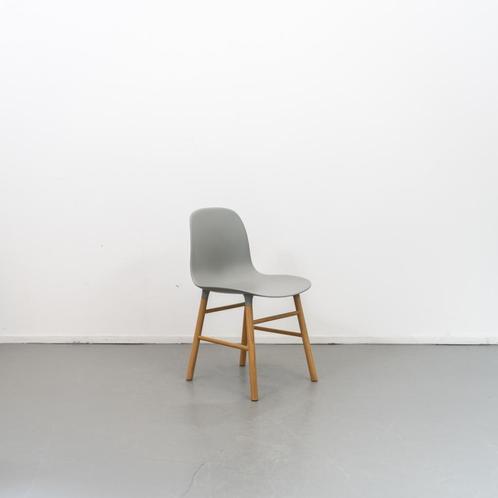 6 Normann Copenhagen Form stoel Taupe, Huis en Inrichting, Stoelen, Zo goed als nieuw, Hout, Kunststof, Overige kleuren