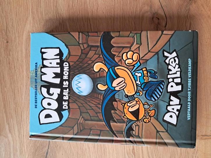 Dav Pilkey - De bal is hond, Boeken, Kinderboeken | Jeugd | onder 10 jaar, Zo goed als nieuw, Fictie algemeen, Ophalen of Verzenden