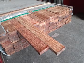 Partij 42.55m2 hardhout open gevelbekleding 147 stuks latten beschikbaar voor biedingen
