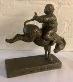 Jubileumbeeldje van Dik Trom:100 jaar. Uitgeverij Kluitman., Antiek en Kunst, Ophalen of Verzenden