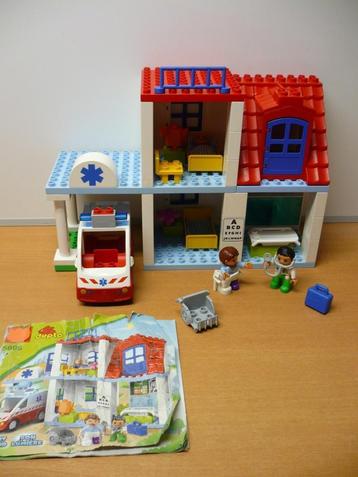 Duplo 5695  ** Ziekenhuis met ambulance en bouwboekje ** beschikbaar voor biedingen