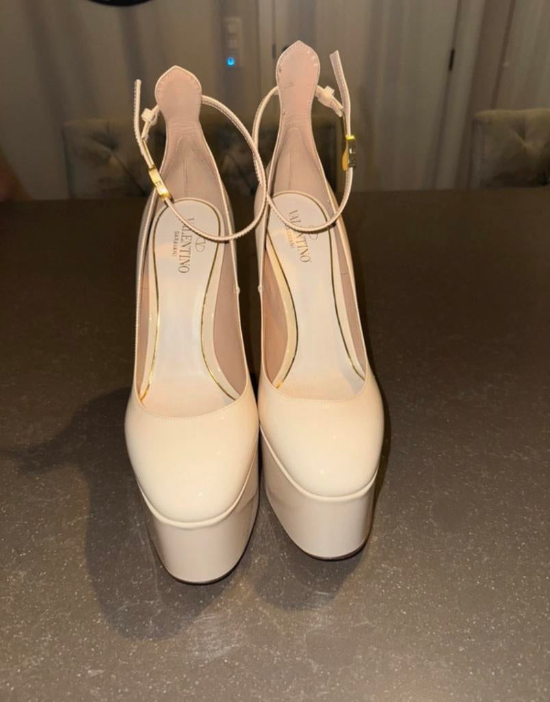 Valentino Garavani 38, Kleding | Dames, Schoenen, Beige, Ophalen of Verzenden, Zo goed als nieuw, Schoenen met hoge hakken