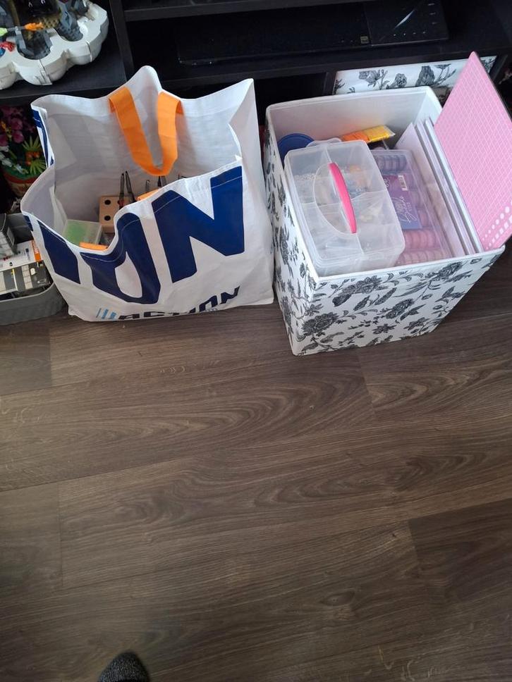 2 tassen en een mand  met kralen en toebehoren, Hobby en Vrije tijd, Kralen en Sieraden maken, Zo goed als nieuw, Overige typen