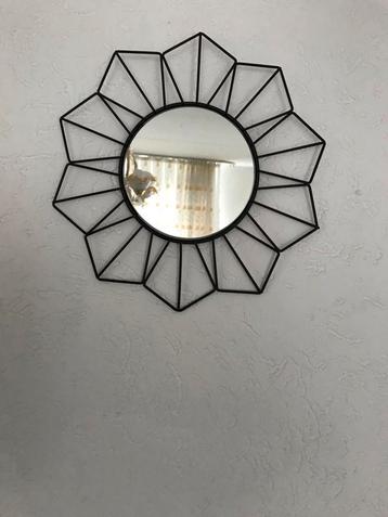 Metalen Deco Spiegel - Stijlvol Design! beschikbaar voor biedingen