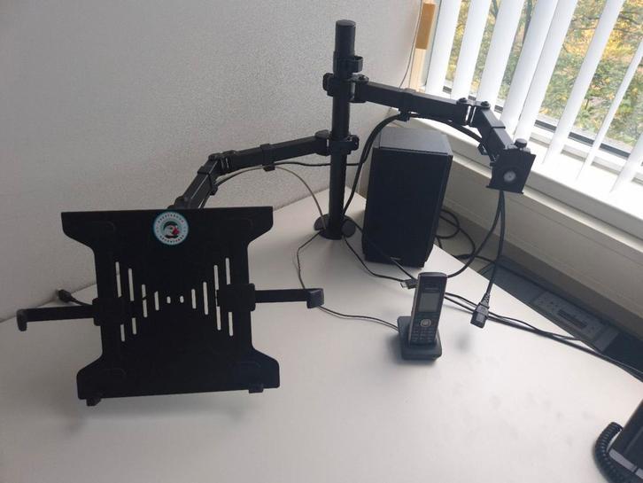 Monitor en laptop standaard., Computers en Software, Laptopstandaarden, Zo goed als nieuw, In diepte verstelbaar, In hoogte verstelbaar