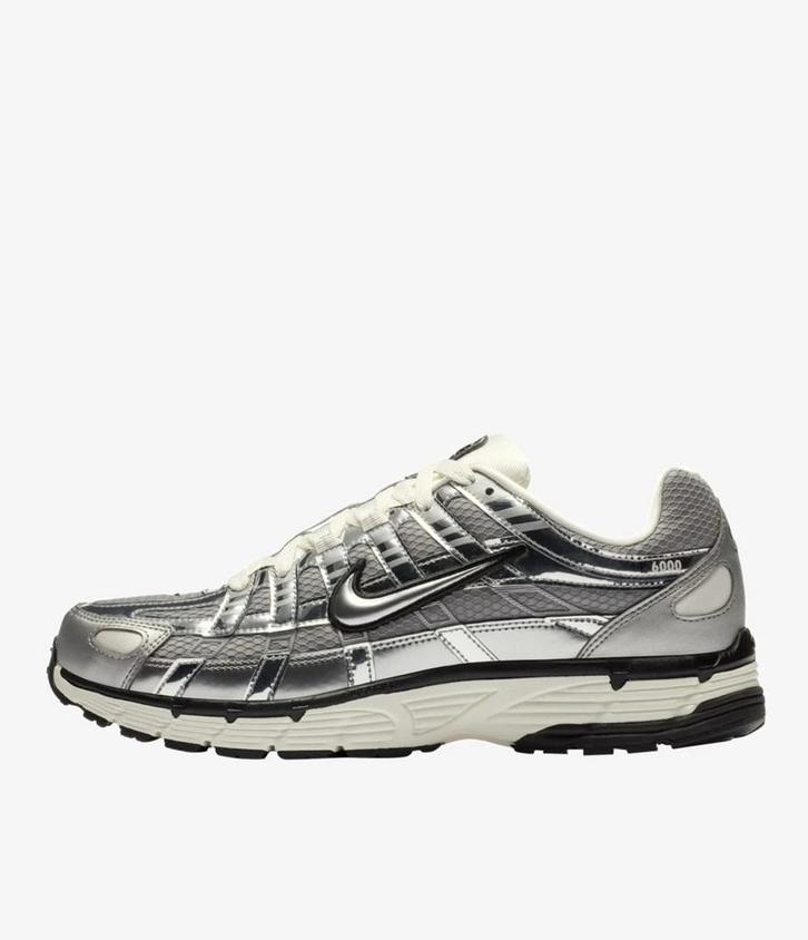 Nike P-6000 ‘Metallic Silver’ - maat 39, Kleding | Dames, Schoenen, Nieuw, Sneakers of Gympen, Grijs, Ophalen of Verzenden