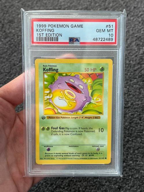 Pokémon PSA 10 1st edition Koffing #51 Base set, Hobby en Vrije tijd, Verzamelkaartspellen | Pokémon, Zo goed als nieuw, Losse kaart