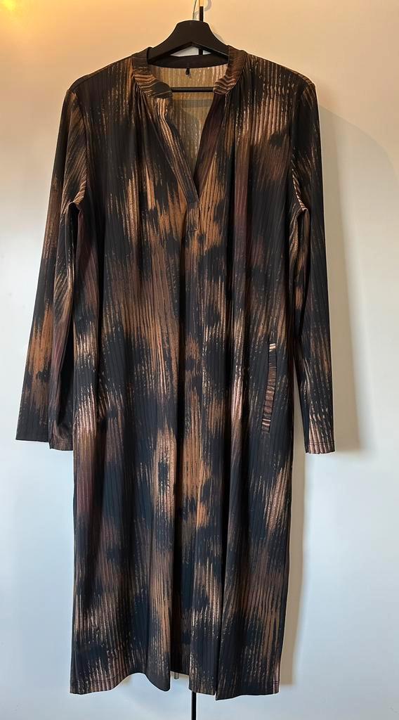 Mao jurk van Plus Basics, travelstof, maat 44, Kleding | Dames, Jurken, Gedragen, Maat 42/44 (L), Bruin, Onder de knie, Ophalen of Verzenden