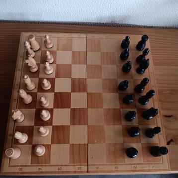 Schaakspel voor op reis in houten kist. beschikbaar voor biedingen