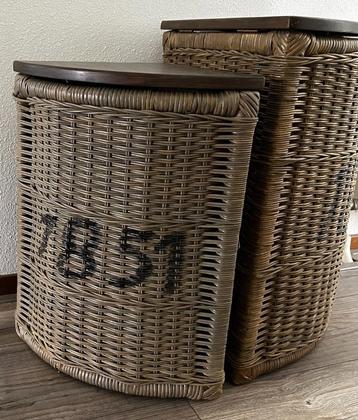 2 Loyd Loom vergrijsde mand met houten deksel beschikbaar voor biedingen