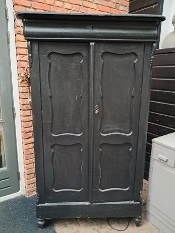 Antieke zwarte kast beschikbaar voor biedingen