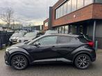 Toyota C-HR 1.8 Hybrid First Edition LEER CAMERA ACC JBL DEA, Auto's, Euro 6, 4 cilinders, Leder en Stof, Zwart