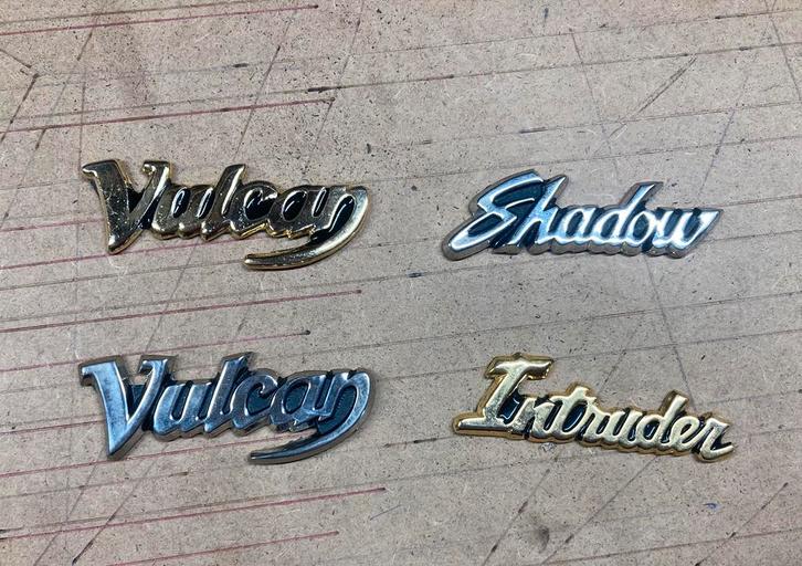 Nieuwe (NOS) metalen typeplaatjes div merk & type motorfiets, Motoren, Accessoires | Overige, Nieuw, Ophalen of Verzenden