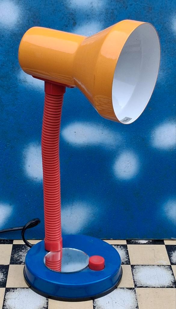 Tafellamp. MEMPHIS style. Met spiegeltje. 1995.  30 cm., Huis en Inrichting, Lampen | Tafellampen, Zo goed als nieuw, Minder dan 50 cm