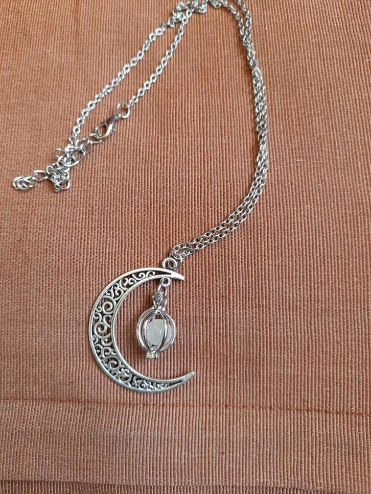Ketting maan met glow in the dark bolletje, Sieraden, Tassen en Uiterlijk, Kettingen, Nieuw, Overige materialen, Ophalen of Verzenden