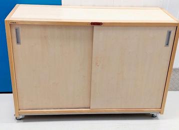 Schilte schoolkast met schuifdeuren  beschikbaar voor biedingen
