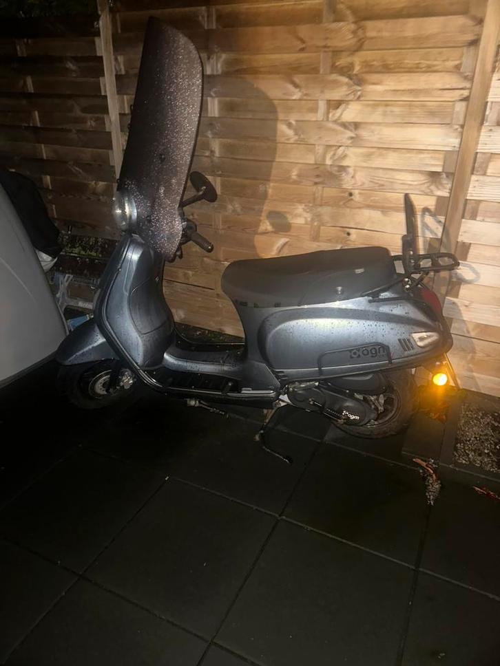 AGM scooter VX50, Fietsen en Brommers, Snorfietsen en Snorscooters, Zo goed als nieuw, Overige merken, Benzine, Ophalen