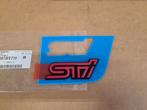 subaru impreza sti pink kofferbak badge oem 93073FE710 STI, Auto diversen, Tuning en Styling, Ophalen of Verzenden