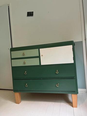 Vintage commode met nieuwe poten beschikbaar voor biedingen