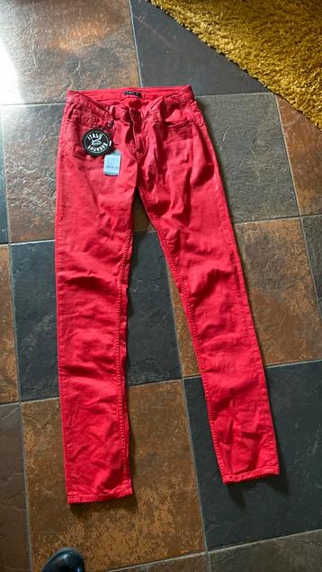 Nieuw supe  mooie rode broek mt 27/32, (gratis bloesje ) beschikbaar voor biedingen