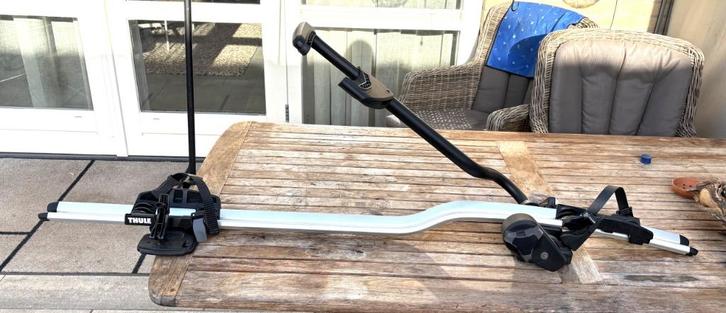 Thule ProRide 598 dak fietsendrager Zwart/aluminium, Auto diversen, Fietsendragers, Zo goed als nieuw, Dakdrager, 1 fiets, Brede banden