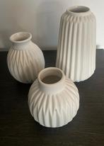 Set van 3 kleine ribbel vaasjes, Wit, Aardewerk of Porselein, Ophalen of Verzenden, Zo goed als nieuw