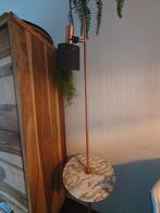 Retro vloerlamp met tafeltje, Huis en Inrichting, Lampen | Vloerlampen, 150 tot 200 cm, Retro, Metaal, Zo goed als nieuw
