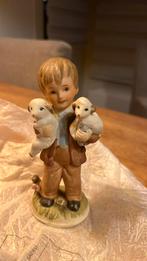 Porseleinen beeldje capodimonte jongen met baby geitjes, Verzamelen, Beelden en Beeldjes, Ophalen of Verzenden, Zo goed als nieuw