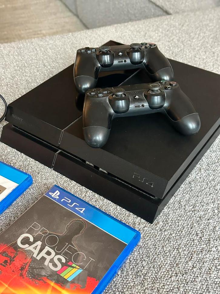 PlayStation 4 met 2 controllers + FIFA 23 & Project Cars, Spelcomputers en Games, Spelcomputers | Sony PlayStation 4, Gebruikt
