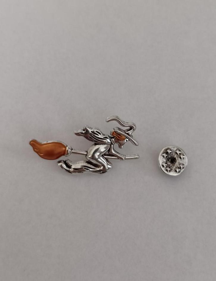 Heks op bezemsteel broche, Sieraden, Tassen en Uiterlijk, Broches, Nieuw, Overige materialen, Overige kleuren, Minder dan 4 cm