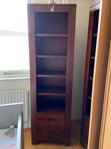 Twee bruine boekenkasten met twee laden beschikbaar voor biedingen