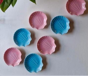 Pastel servies roze en blauwe schaaltjes schelp
