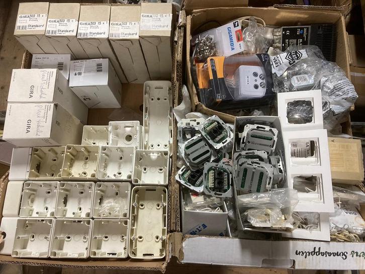 Partij Gira opbouwbakken opbouwranden coax alarm contacten, Doe-het-zelf en Verbouw, Elektra en Kabels, Nieuw, Overige typen, Ophalen of Verzenden