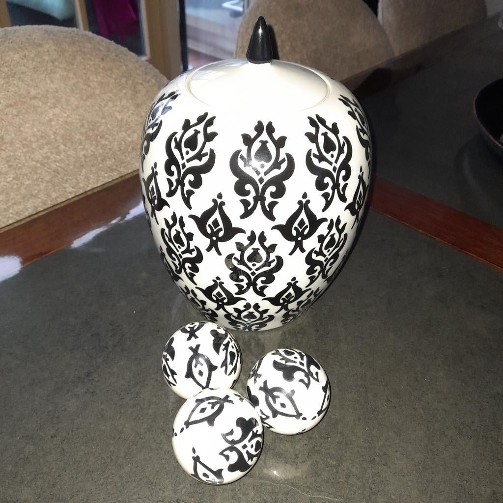 Mooie porselein sierpot met deksel en 3 sierballen., Huis en Inrichting, Woonaccessoires | Overige, Ophalen, Zo goed als nieuw