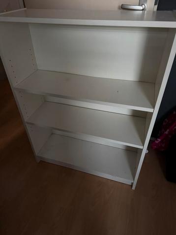 Witte kast beschikbaar voor biedingen