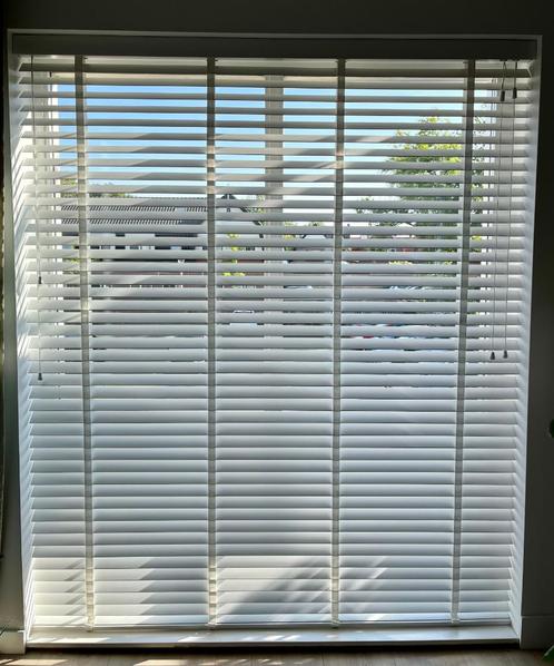 Witte houten jaloezie met brede lamellen 50 mm, Huis en Inrichting, Stoffering | Gordijnen en Lamellen, Zo goed als nieuw, 200 cm of meer