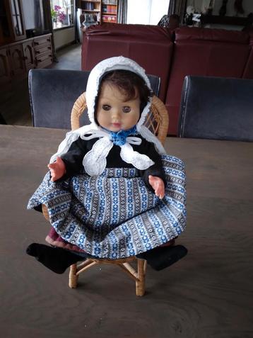 Pop in Sallandse Klederdracht met Stoeltje beschikbaar voor biedingen