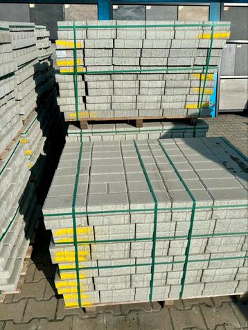 Restantpartij Betonklinkers 150m2 beschikbaar voor biedingen