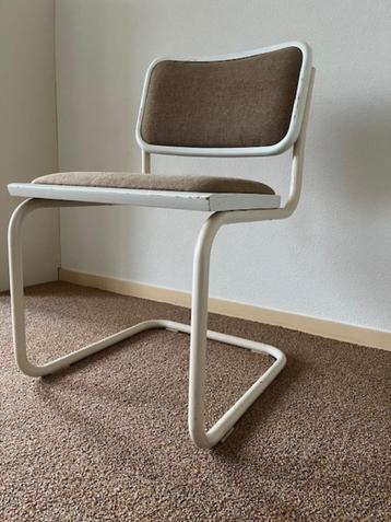 Eetkamerstoelen beschikbaar voor biedingen