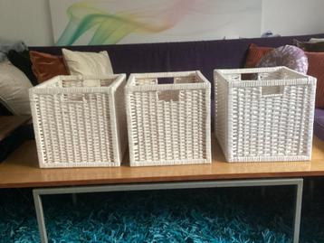 3 witte rieten mandjes voor in een IKEA Kallax kast. beschikbaar voor biedingen