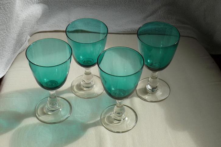 4 antieke, groene, kristallen rijnwijnglazen, Huis en Inrichting, Keuken | Servies, Zo goed als nieuw, Glas of Glazen, Overige stijlen
