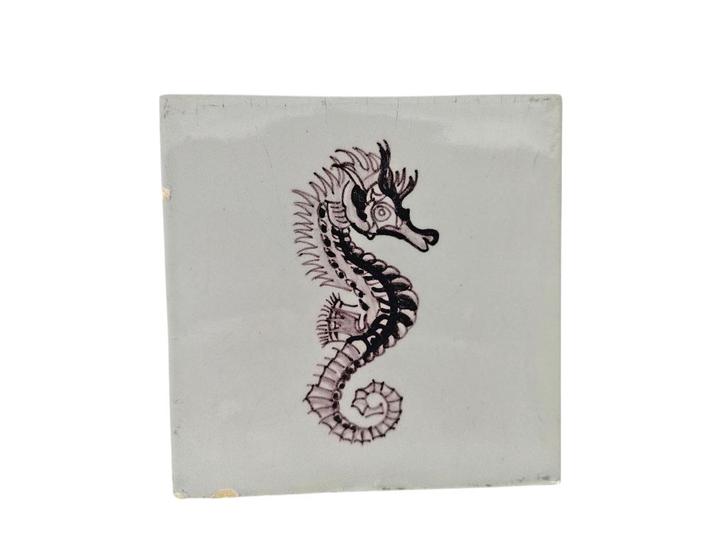 Makkum Tichelaar - 'Zeepaardje' - mangaan - 1960's, Antiek en Kunst, Antiek | Wandborden en Tegels, Ophalen of Verzenden
