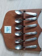 Verzilverde gebruikte theelepeltjes op houten bordje, Huis en Inrichting, Ophalen, Gebruikt, Zilver, Los bestek