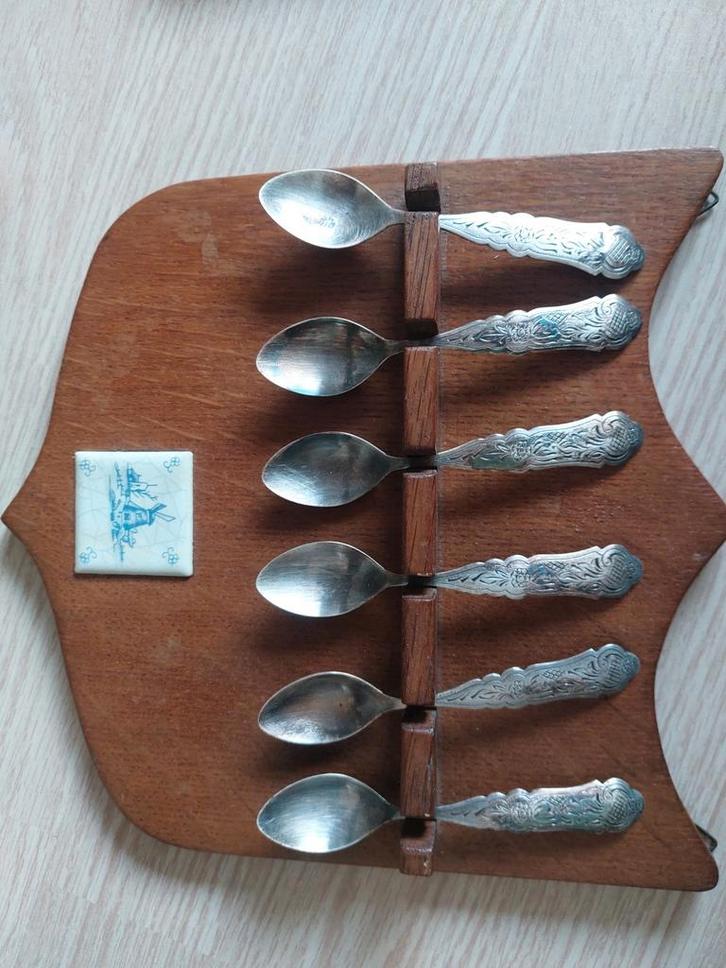 Verzilverde gebruikte theelepeltjes op houten bordje, Huis en Inrichting, Keuken | Bestek, Gebruikt, Los bestek, Zilver, Ophalen